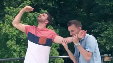 Le t-shirt à bandes de Maxenss dans le clip Placements de produits de Squeezie