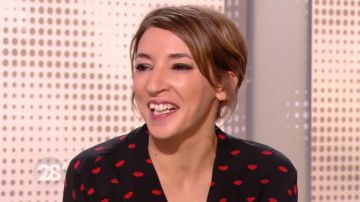 La chemise en soie imprimée bouches de Nadia Daam dans 28 minutes du 16/02/2018