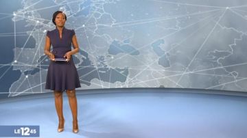 El vestido azul marino con cuello en V de Kareen Guiock en Le 12:45 by M6 del 12/02/2018