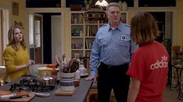 Le t-shirt rouge Adidas Originals "Trefoil" de Casey Gardner (Brigette Lundy-Paine) dans Atypical S01E01