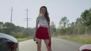 Le short taille haute rouge de Cheryl Blossom (Madelaine Petsch) dans Riverdale S02E06