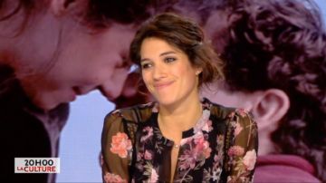El vestido floral de Laurie Cholewa en L'info du vrai del 06/02/2018