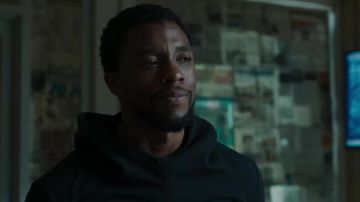 The sweatshirt hoody T Challa (Chadwick Boseman) in a Black Panther