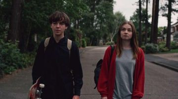 The gilet red Alyssa (Jessica Barden) in The End of the F***ing World S01E01