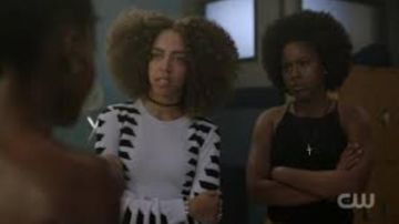 El suéter gris y negro de Valerie Brown (Hayley Law) en Riverdale S02E07
