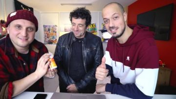 The sweatshirt Carlito in the video Is called random people in our phones 7 feat. Patrick Bruel