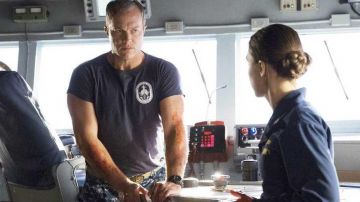 Le t-shirt USS Nathan James de l'Admiral Mike Slattery (Adam Baldwin) dans The last ship