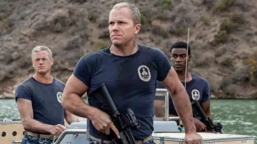 The t-shirt navy blue crew of the USS Nathan James (DDG-151) in The last ship