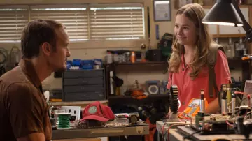 La camiseta roja de Casey Newton (Britt Robertson) en En busca del mañana