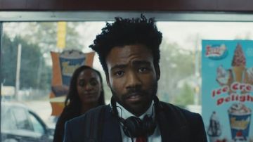 The headphones Sennheiser HD 25 Earnest Marks (Donald Glover) in the series Atlanta S01E03
