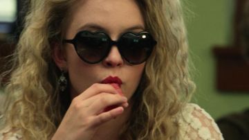 La paire de lu­nettes en forme de coeurs noires d'E­ma­line Ad­da­rio (Syd­ney Swee­ney) dans Eve­ry­thing Sucks S01E02