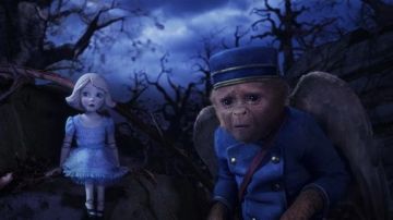 The costume of the monkey flying in the film The fantastic world of Oz