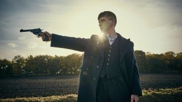Le manteau oversize porté par Thomas Shelby (Cillian Murphy) dans la série Peaky Blinders (Saison 3 Episode 6)