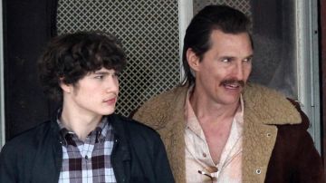 Chaqueta con cuello de piel usada por Richard Wershe Sr (Matthew McConaughey) como se ve en el set de White Boy Rick