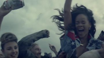 La veste custumisé USA Lee de Rihanna dans son clip We Found Love