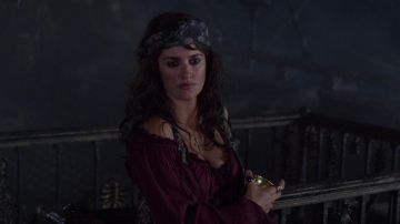 The red shirt of Angelica (Penelope Cruz) in Pirates of the Caribbean : The fountain of youth