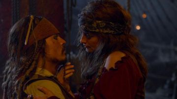 The top scalloped bordeaux Angelica (Penelope Cruz) in Pirates of the Caribbean : The fountain of youth