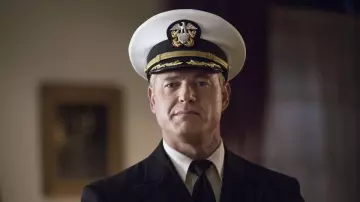 The hat of commander Tom Chandler (Eric Dane) in " The last ship S02E13