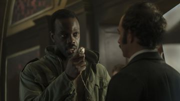 The replica of the memory stack as a pendant worn by Vernon Elliot (Ato Essandoh) in Altered Carbon S01E03