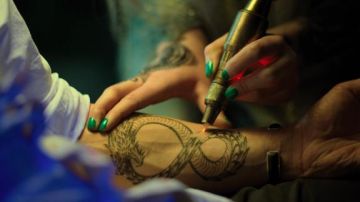 Tatuaje de Takeshi Kovacs (Will Yun Lee) y logotipo de la serie Altered Carbon S01E01