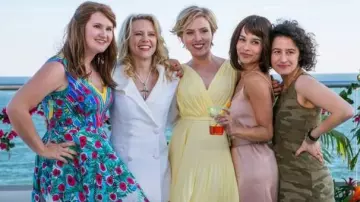 The yellow dress draped Jess (Scarlett Johansson) in # Worst Evening / Rough Night