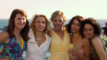 The yellow dress Jess (Scarlett Johansson) in # Worst Evening / Rough Night