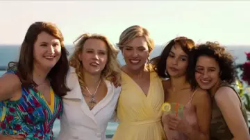 The yellow dress Jess (Scarlett Johansson) in # Worst Evening / Rough Night