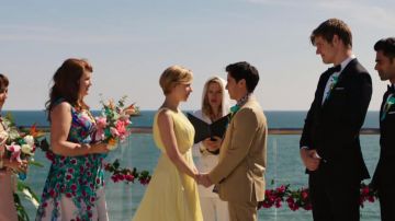 The yellow dress Jess (Scarlett Johansson) in # Worst Evening / Rough Night