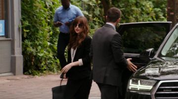 Sunglasses Dolce & Gabbana of Anastasia Steele (Dakota Johnson) at the output of the work in Fifty shades lighter