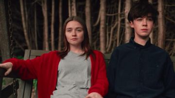 Le gilet rouge de Alyssa (Jessica Barden) dans The End of the F***ing World S01E01