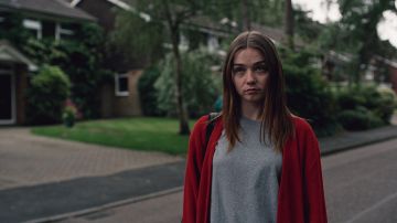 The cardigan red Alyssa (Jessica Barden) in The End of the F***ing World S01E01