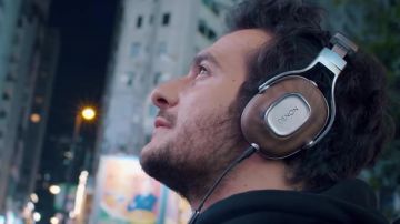 The Headphones Denon AH MM400 Amir in the clip, The streets of my sentence