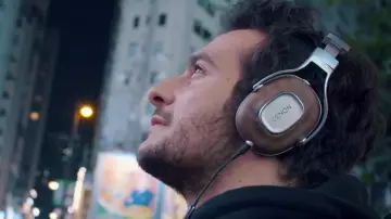 The Headphones Denon AH MM400 Amir in the clip, The streets of my sentence