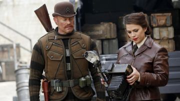 Chaqueta de cuero marrón usada por Peggy Carter (Hayley Atwell) como se ve en Marvel's Agents of S.H.I.E.L.D S02E01