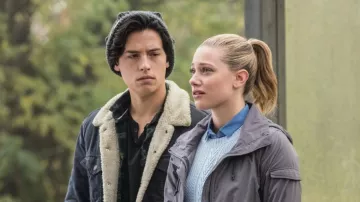 La veste en jean col fourrure de Forsythe Pendleton Jones III / Jughead (Cole Sprouse) dans Riverdale S01E03