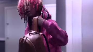 Le sweatshirt Bape camouflage rose avec requin sur la capuche rose de Lil Pump dans son clip D Rose