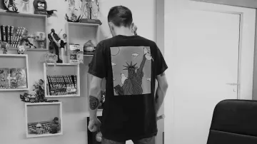 Le t-shirt Statue de la liberté de Squeezie dans sa vidéo J'ai réussi l'impossible...