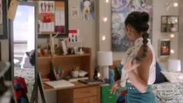 Falda de ante azul de Zoey Johnson (Yara Shahidi) en S01E08