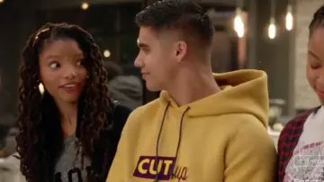 Le t-shirt de Sky Forster (Halle Bailey) dans Grown-ish S01E08