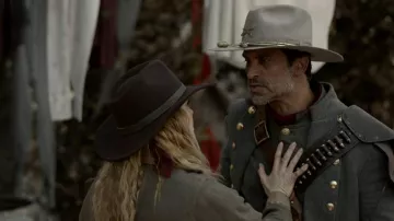 Le chapeau marron de Sara Lance (Caity Lotz) dans Legends of Tomorrow S02E06