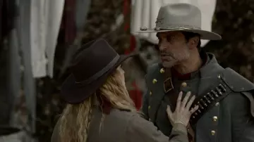 Le chapeau marron de Sara Lance (Caity Lotz) dans Legends of Tomorrow S02E06