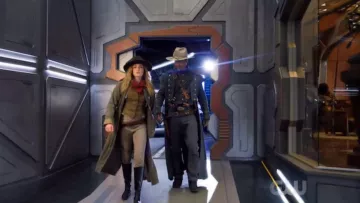 Le chapeau de Sara Lance (Caity Lotz) dans Legends of Tomorrow S02E06