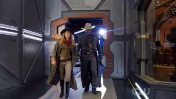 Le chapeau de Sara Lance (Caity Lotz) dans Legends of Tomorrow S02E06