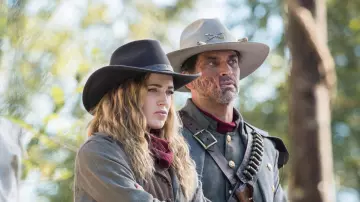 Le chapeau de cowboy de Sara Lance (Caity Lotz) dans Legends of Tomorrow S02E06