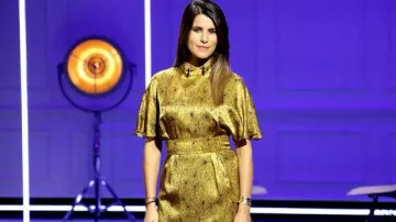 La robe en soie imprimée visages de Karine Ferri dans #RegardeMoi du 22/02/2018