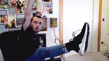 La paire de sneakers de Squeezie dans sa vidéo J'ai réussi l'impossible