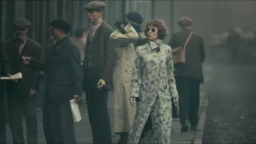 Las gafas de sol usadas por Polly Gray (Helen McCrory) en la serie Peaky Blinders (S03E04)
