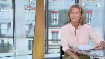 El top de seda rosa polvo de Claire Chazal en Entrada gratuita del 22/02/2018
