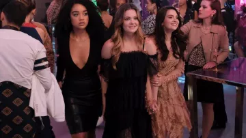 Falda de cuero usada por Kat Edison (Aisha Dee) en The Bold Type 1x10