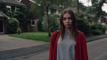 Rouge cardigan porté par Alyssa (Jessica Barden) à la Fin de La F***ing Monde 1x01